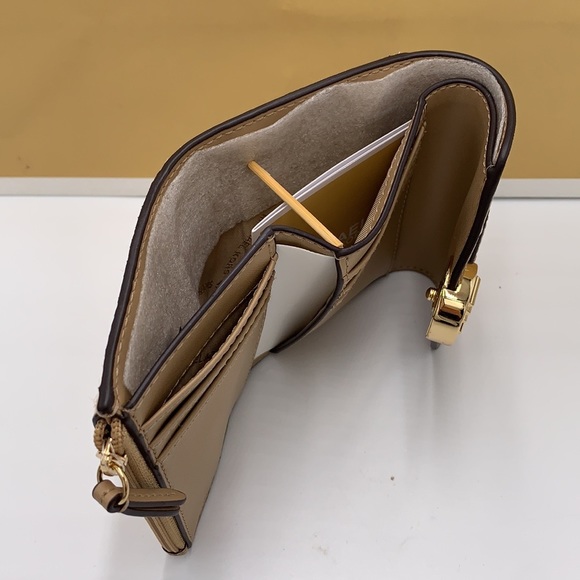 MICHAEL KORS
Carmen Medium Flap Bifold Faux Fur-Leather Wallet
Camel col… - Picture 5 of 13